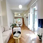 Detached House,with Courtyard And Fast Wi-fi In The Centre