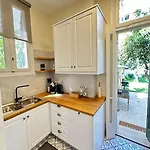 Detached House,with Courtyard And Fast Wi-fi In The Centre Villa