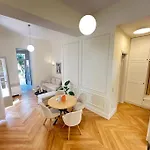Villa Detached House,with Courtyard And Fast Wi-fi In The Centre