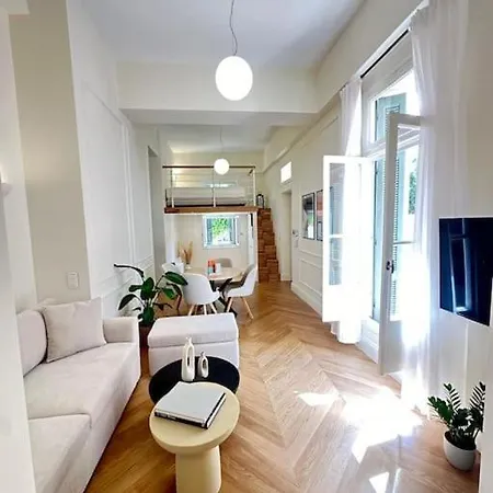 Detached House,with Courtyard And Fast Wi-fi In The Centre