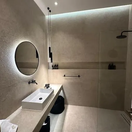 Detached House,with Courtyard And Fast Wi-fi In The Centre קלמאטה