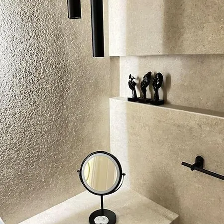 Detached House,with Courtyard And Fast Wi-fi In The Centre קלמאטה