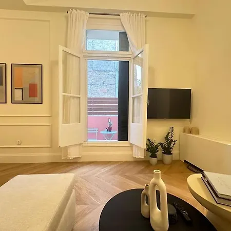 Detached House,with Courtyard And Fast Wi-fi In The Centre