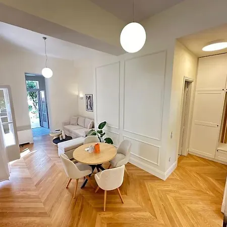 Villa Detached House,with Courtyard And Fast Wi-fi In The Centre