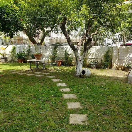 Detached House,with Courtyard And Fast Wi-fi In The Centre Kalamata