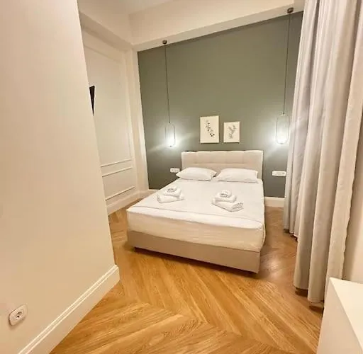 Villa Detached House,with Courtyard And Fast Wi-fi In The Centre *