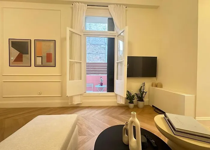 Detached House,with Courtyard And Fast Wi-fi In The Centre