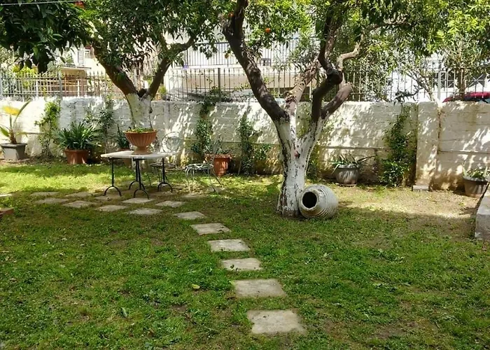 Detached House,with Courtyard And Fast Wi-fi In The Centre Calamata